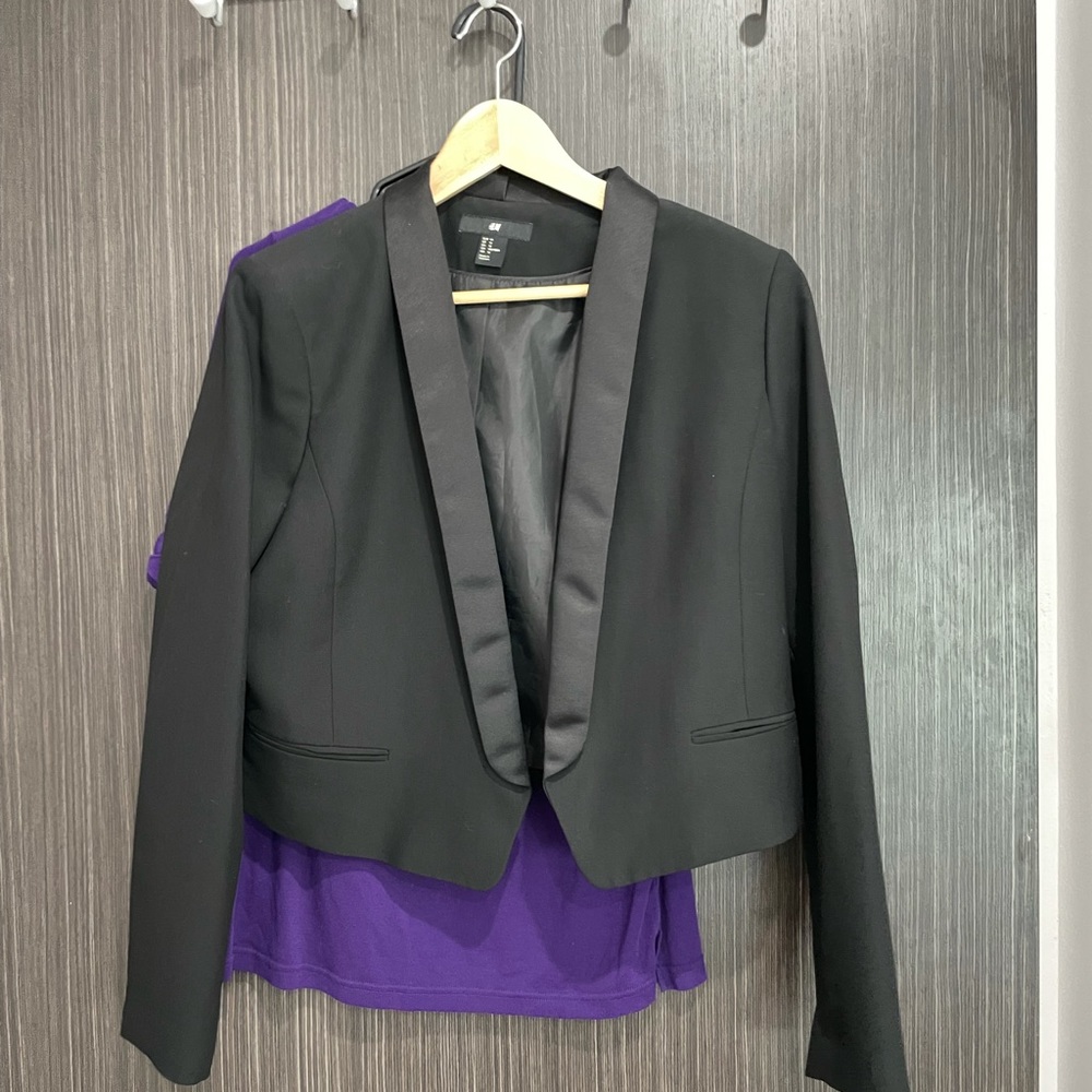 Perfect condition H&M crop tuxedo blazer! Never worn